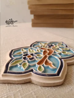 سفال برجسته لعابدار دیوار کوب، طرح "گل و مرغ"