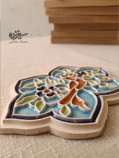 سفال برجسته لعابدار دیوار کوب، طرح "گل و مرغ"