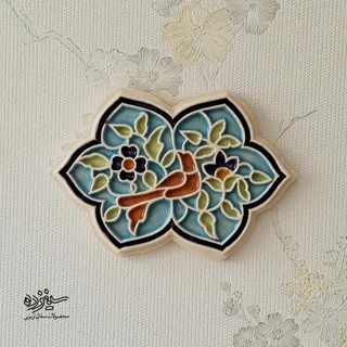 سفال برجسته لعابدار دیوار کوب، طرح "گل و مرغ"