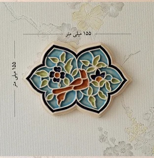 سفال برجسته لعابدار با قاب چوبی، قواره بری «طرح گل و مرغ»