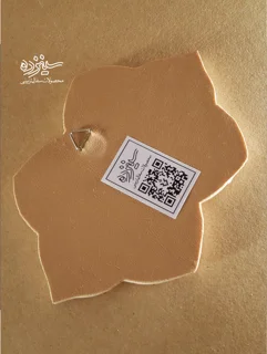 سفال برجسته لعابدار دیوار کوب، طرح "گل و مرغ"