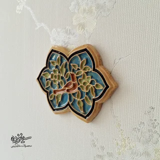 سفال برجسته لعابدار دیوار کوب، طرح "گل و مرغ"