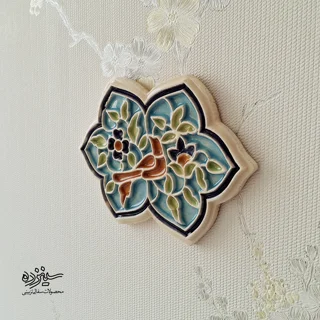 سفال برجسته لعابدار دیوار کوب، طرح "گل و مرغ"